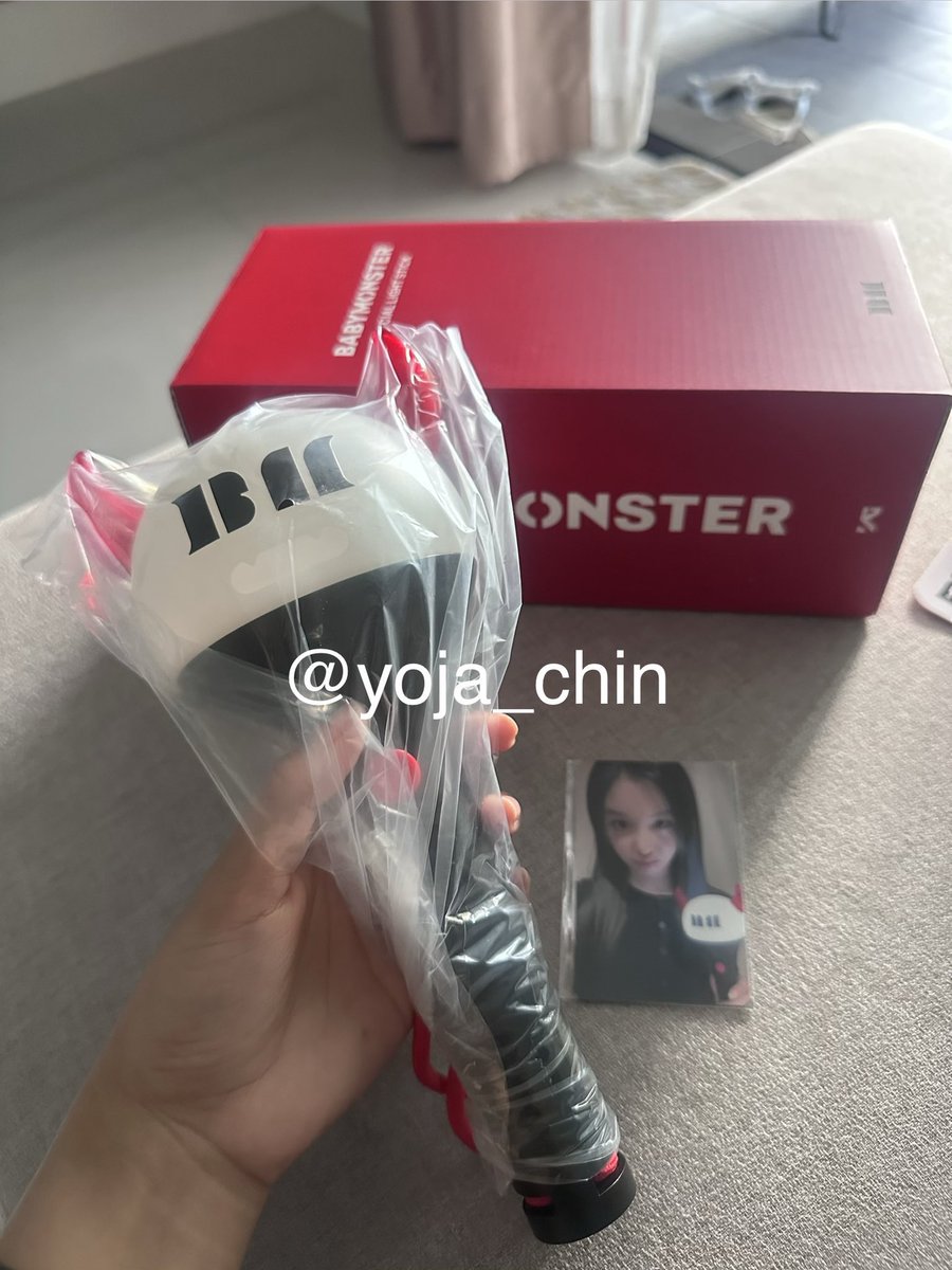 yoja_chin's tweet photo. BABYMONSTER จะมาแสดงคอนเสิร์ตที่ไทย 7-8 พฤศจิกายน ที่ Impact Arena

ใครยังไม่มีแท่งไฟทางเราปล่อยเช่า
500 บาท/วัน 
นัดรับตามสถานีรถไฟฟ้า🚝
ทักเข้ามาจองก่อนเลยย

2026-27 BABYMONSTER WORLD TOUR [춤 (CHOOM)] IN BANGKOK 

#BABYMONSTER #BABYMONSTERinBKK
#WORLD_TOUR #CHOOMinBKK https://t.co/XmcCeUKWTD