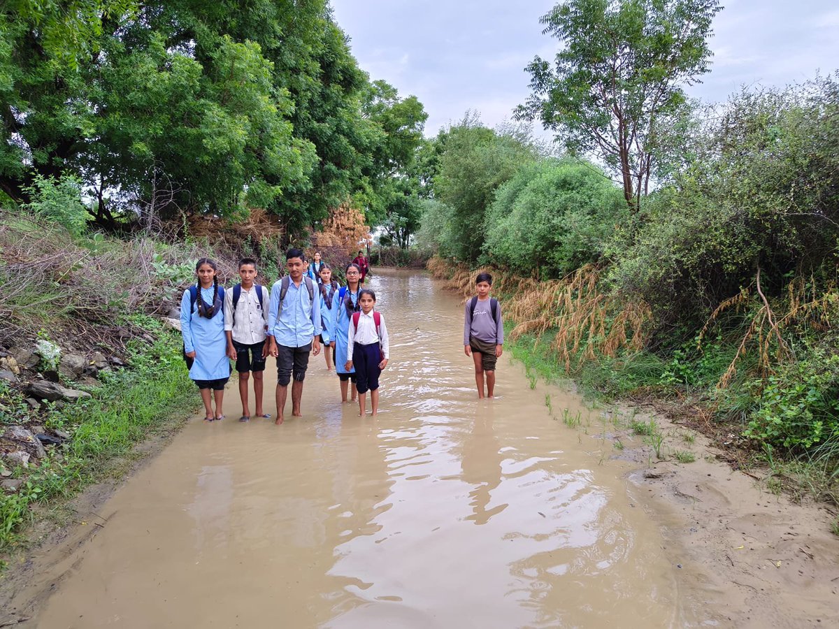 devishankar_jat's tweet photo. #निवाई ( टोंक ) 

इन बच्चों के हौसले को सलाम है, लेकिन व्यवस्था को कब शर्म आएगी? 
@RajCMO और @madandilawar साहब, जब तक गाँव-गाँव तक सुरक्षित रास्ते नहीं होंगे, तब तक 'पढ़ेगा इंडिया' का सपना कैसे पूरा होगा?  

#EducationFirst  #RuralDevelopment 

@dabi_tina @arvindchotia https://t.co/DaJSrB9i56