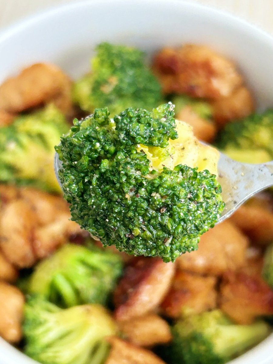 MonaLoibl's tweet photo. Easy 10min fat-loss meal: Grilled chicken breast + roasted broccoli + quinoa. High protein, low calorie, keep full for hours!  #FatLossMeal https://t.co/jM8Gcwd7fA