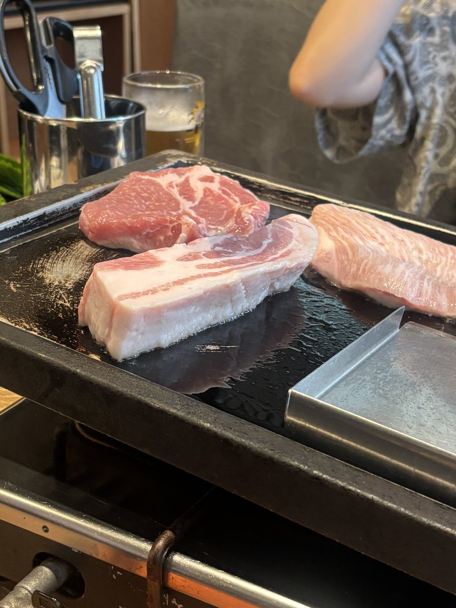 onemucha__'s tweet photo. バ先の同期のお誕生日お祝いで美味しいお肉食べた🍖😌
帰りのUFOキャッチャーでgetした特大シナモロール💎 https://t.co/XueLKoHhDs