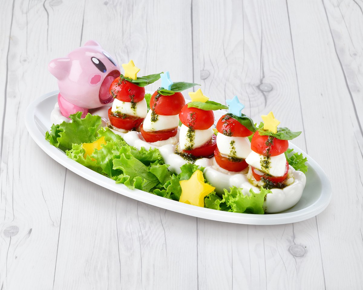 KirbyCafeJP's tweet photo. 7/8からのメニューをご紹介！

カービィのすいこみカプレーゼ

フレッシュトマトとモッツァレラチーズに、バジルソースを添えて。
カービィが食べちゃう前にお召し上がりください。 https://t.co/y1BpoqJJHG