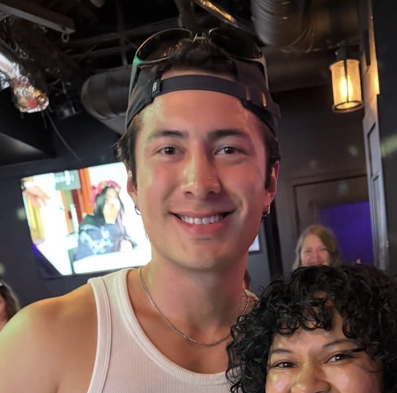 thehudprint's tweet photo. the glasses on his head on top of his hat and the little tuff of hair 😭 https://t.co/oCIwoLMzLb