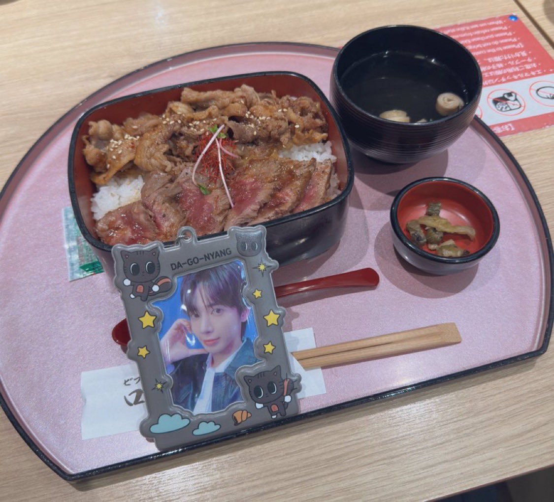 mela_kitty's tweet photo. テヒョン、肉だよ🥩😂

腹ごしらえ https://t.co/ZEghozSfY0