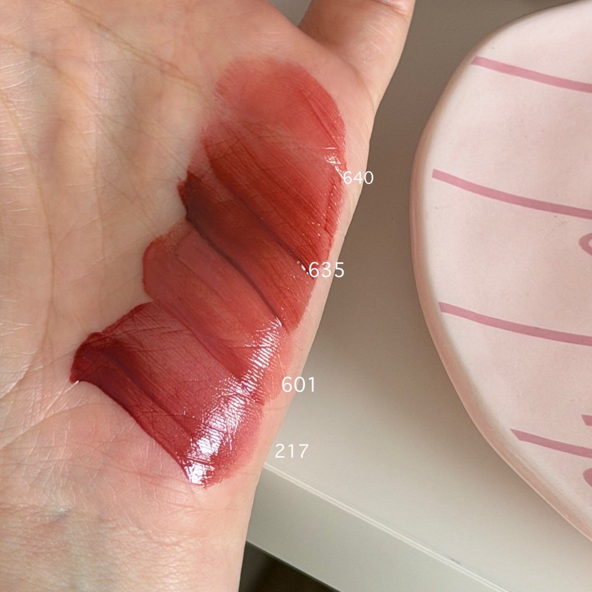nchdaq's tweet photo. L’Oreal รุ่น tint ความทนโมว่า 9.5/10 เลยนะ กินข้าวความวาวความฉ่ำมันหายแต่ไม่หมด แถมสเตนชัดมากๆ ปากไม่ซีด แล้วเติมได้ตลอดไม่กองไม่กรัง ขวาคือสี 217 แบบลงรอบเดียวเกลี่ยๆ สวยเลย วันนี้ flash saleee🍎💌 
: https://t.co/FsSeQZcDfu https://t.co/hyO9Yj65K2