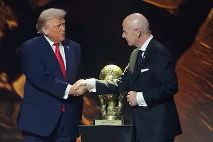 vidalcvale's tweet photo. 🔴 Escándalo: Trump le pidió a la FIFA perdonar tarjeta roja a un jugador EEUU y la FIFA le retiró la tarjeta. 

Así funcionan los autoritarios. https://t.co/6G56gUqCwM
