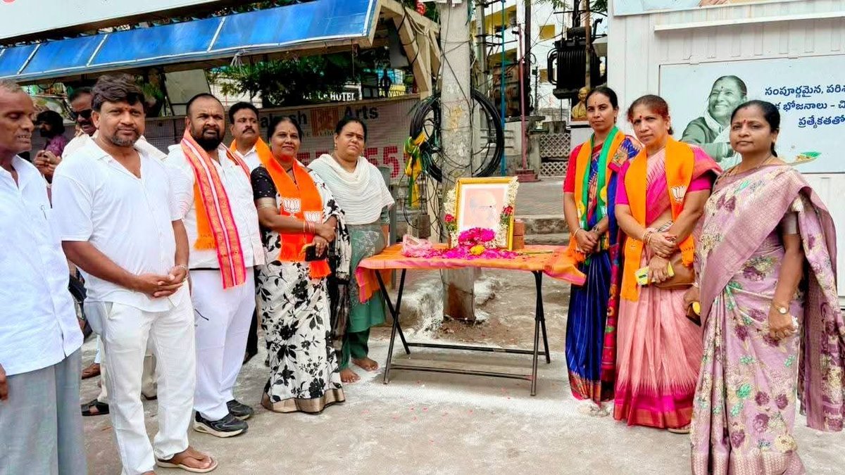 Bhanumati4BJP's tweet photo. డా. శ్యామా ప్రసాద్ ముఖర్జీ గారి 125వ జయంతి సందర్భంగా ఈ రోజు చిలకలగూడలో నిర్వహించిన జయంతి వేడుకల్లో పాల్గొని  ఆ మహనీయుడి చిత్ర పటానికి పుష్పాంజలి ఘటించి నివాళులు అర్పించడం జరిగింది.

#DrSyamaPrasadMookerjee #Jayanthi #BJP #BJP4India #BJP4Telangana #EkVidhanEkNishan https://t.co/8UZLKvzdOc
