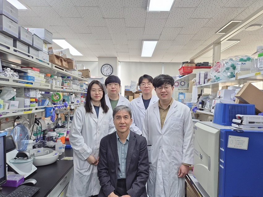 Coinvo's tweet photo. HUGE: 🇰🇷 A group of South Korean scientists have found a means to reverse cancer cells back to normal cells. https://t.co/622b2OtDrz