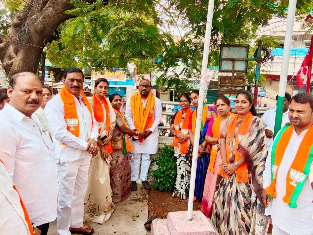 Bhanumati4BJP's tweet photo. డా. శ్యామా ప్రసాద్ ముఖర్జీ గారి 125వ జయంతి సందర్భంగా ఈ రోజు చిలకలగూడలో నిర్వహించిన జయంతి వేడుకల్లో పాల్గొని  ఆ మహనీయుడి చిత్ర పటానికి పుష్పాంజలి ఘటించి నివాళులు అర్పించడం జరిగింది.

#DrSyamaPrasadMookerjee #Jayanthi #BJP #BJP4India #BJP4Telangana #EkVidhanEkNishan https://t.co/8UZLKvzdOc