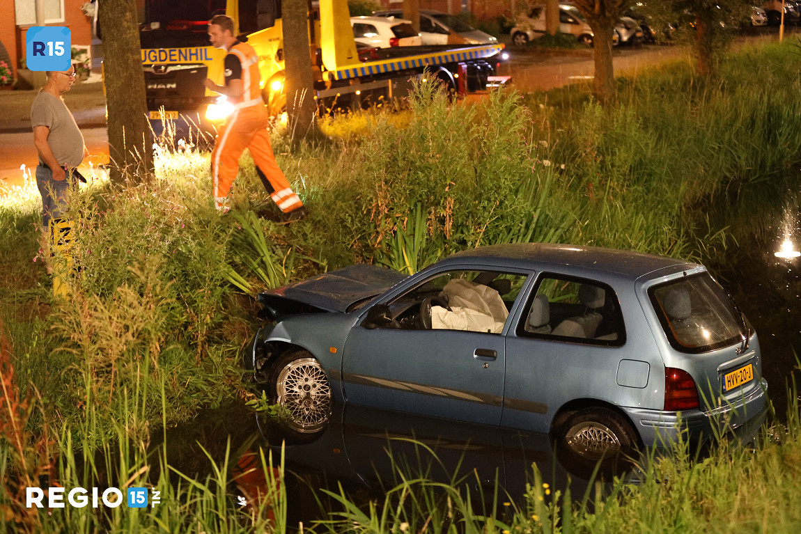 Auto te water bij eenzijdig ongeval op de Hofweg