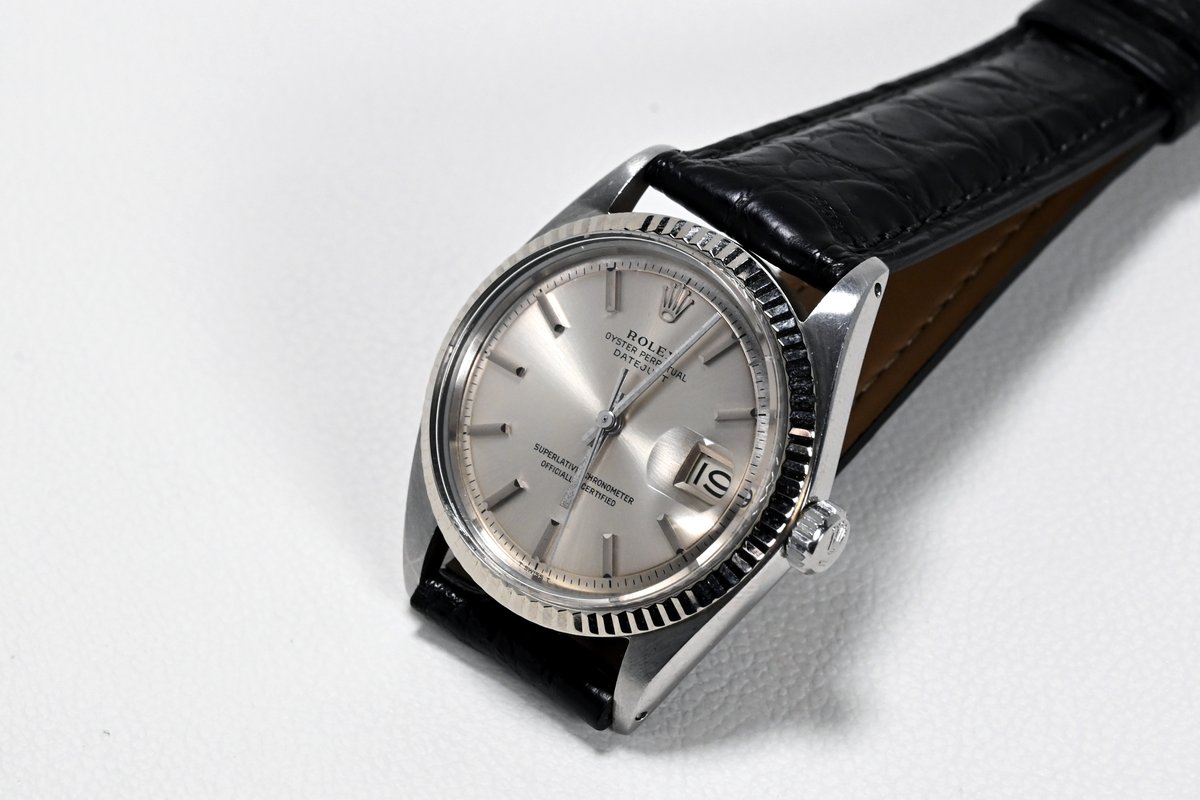 HanabusaWatch's tweet photo. 【Today's Vintage | VR0003  】

Rolex Datejust Ref. 1601

Datejust Ref. 1601は、ヴィンテージデイトジャストを代表するモデルのひとつ。

ロレックスの象徴ともいえるフルーテッドベゼルと、洗練されたケースデザインを備え、実用時計としての性能と上質な存在感を高い次元で両立しています。

半世紀以上��時を経た今なお、その完成されたデザインは色褪せることがありません。

今回は、この一本の魅力を全4回に分けてご紹介します。

創業1951年。時計修理の経験をもとに選び抜いたヴィンテージウォッチをご紹介しています。

 #Rolex
#Datejust
#ロレックス
#デイトジャスト
#ヴィンテージロレックス
#腕時計
#時計好き