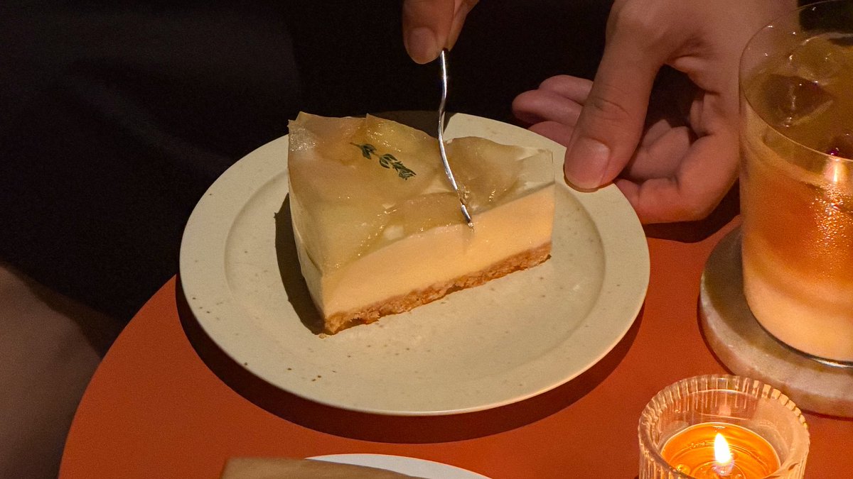 taguttyyy's tweet photo. 下北沢で夜カフェしたい時は絶対行って！
僕が最近1番行ってる"coen cafe"が今月から
23時まで営業時間長くなったの激アツ🌙
期間限定の桃のレアチーズケーキ美味すぎるし
昼もいいけど断トツで夜の雰囲気が大優勝🌃
お酒やフードもあって色んな楽しみ方できるし
これからもめちゃくちゃ通う！！ https://t.co/tMtUwzvKtC