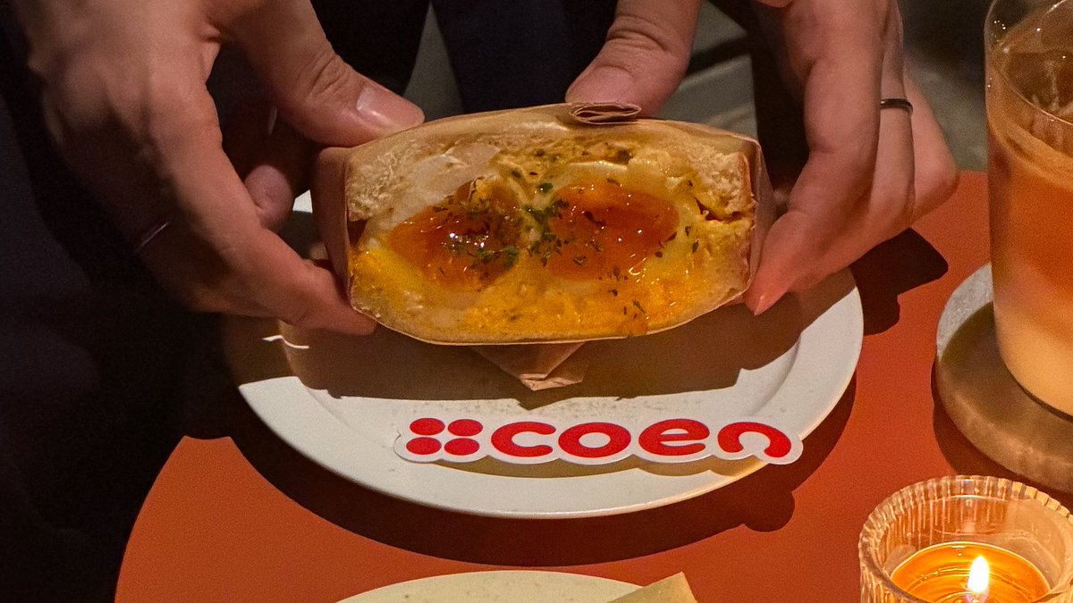 taguttyyy's tweet photo. 下北沢で夜カフェしたい時は絶対行って！
僕が最近1番行ってる"coen cafe"が今月から
23時まで営業時間長くなったの激アツ🌙
期間限定の桃のレアチーズケーキ美味すぎるし
昼もいいけど断トツで夜の雰囲気が大優勝🌃
お酒やフードもあって色んな楽しみ方できるし
これからもめちゃくちゃ通う！！ https://t.co/tMtUwzvKtC