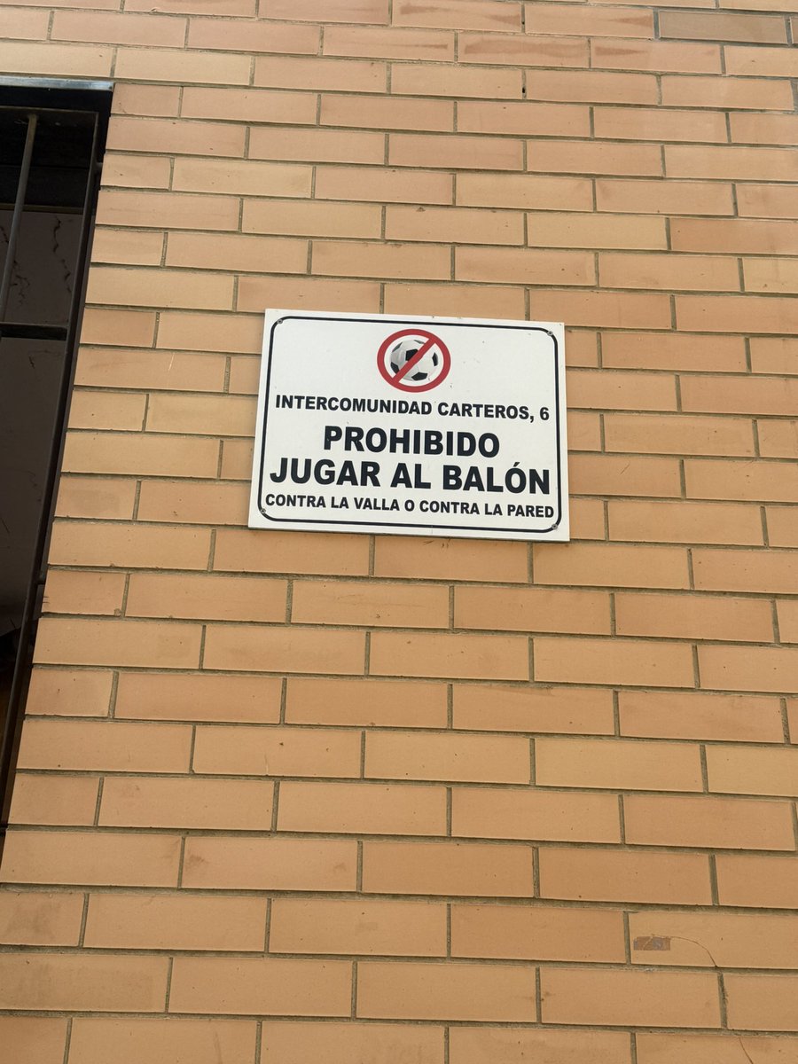 TinteroVB's tweet photo. Nos estamos convirtiendo en una sociedad a la que nos molesta absolutamente todo.
Luego que si los niños ya no son lo de antes, que solo quieren Fornite, móviles e internet.
Y cada día vas por la calle y ves más carteles como este https://t.co/8aHI7Wwlqh