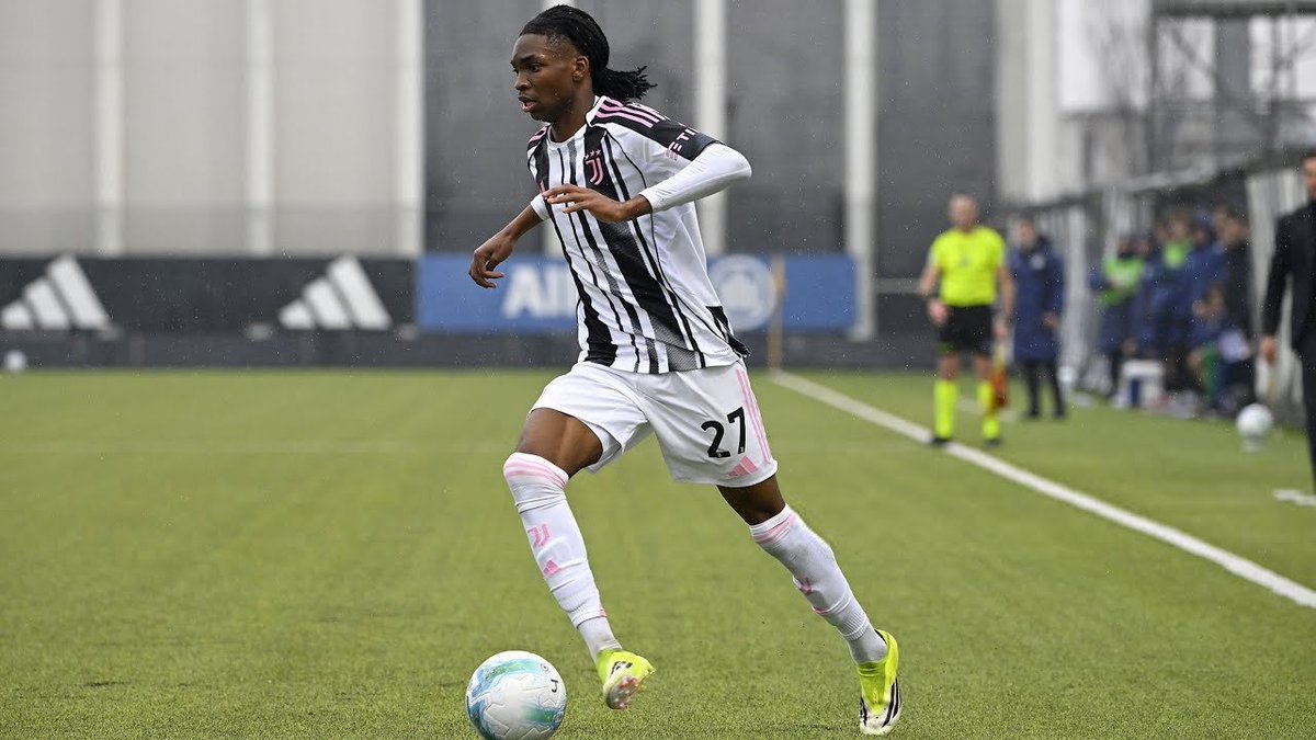 DaviBiaconero's tweet photo. 👀 ✍️ Destiny Elimoghale, il prossimo baby showman della cantera bianconera?
Winger/trequartista 2009 (1,82 m), esplosivo e fantasioso, già cresciuto in casa Juve dalla Primavera e visto in allenamento con i grandi. Mentre la prima squadra cerca forze fresche sugli esterni, il ragazzo incarna il futuro (alla Yıldız?).
Le sue prestazioni in Primavera, Youth League e Nazionale (gol, assist e dribbling di alto livello) stanno facendo parlare gli addetti ai lavori. Fisico imponente per l’età, accelerazioni letali negli spazi stretti, dribbling “da spettacolo” e secondo molti qualche somiglianza con Leão.
Ancora grezzo in alcune letture di gioco, ma ha il DNA per alzare il livello :un diamante grezzo da levigare con pazienza in casa.
A 17 anni è un investimento a costo zero: crescerlo tra Primavera e Next Gen per portarlo in prima squadra.
Lo conoscete? Lo vedreste già tra i grandi tra 1-2 anni? ⚪⚫
#Elimoghale #Juventus #AnalisiBianconera #ForzaJuve