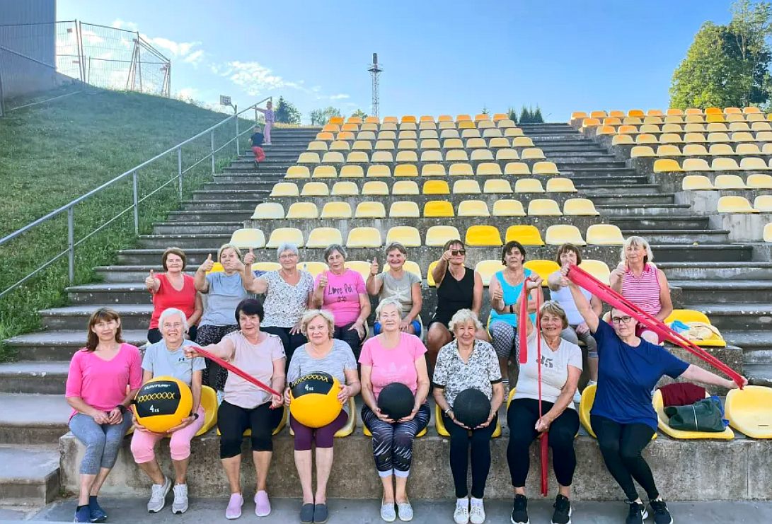 aprinkislv's tweet photo. Pilates, pastaigas vai spēka treniņi? Speciāliste skaidro, kas senioriem ir vispiemērotākais https://t.co/50V13uBYKB https://t.co/YIM9LS6BuG