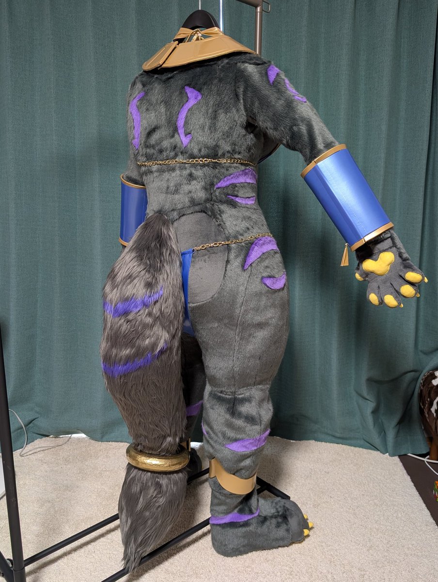 guruguminono's tweet photo. 着ぐるみさん用の装備と武器を製作しました💙💛

より美しく気高い印象に！アヌビスらしい装いにドキドキします⋯✨️

#GURUGUMI工房 では着ぐるみをご注文の方に限り装備や服、武器などを製作することも可能です！ https://t.co/PjIeWIoyXo