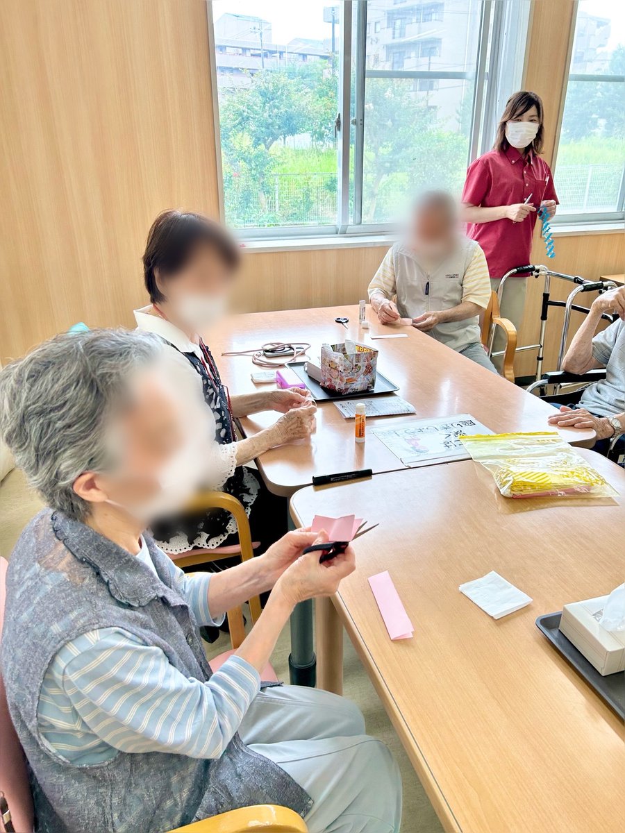 RihabiriRaicho's tweet photo. 明日は七夕ですね⭐️
今日はみんなで笹飾りを作ったり、短冊を書いたりしました🎋
お願い事が叶いますように🍀

#デイサービス　#リハビリ　#介護 https://t.co/gjoY4G6EY1