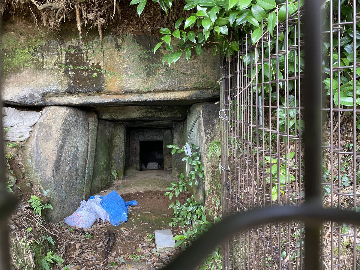 makkenz3255's tweet photo. 【熊本古代ミステリー 八代芦北編②】🪨✨
高さ6.5mの超巨大空間！氷川流域に君臨した「火の君」のオーパーツ『大野窟古墳』
のどかな風景にポッカリ開いた異界への入り口。今は中に入れないので、まずは開口部からスマホのコンパスで「羨道」の方角をチェック🧭
（下に続く👇） https://t.co/34PsDcgglW