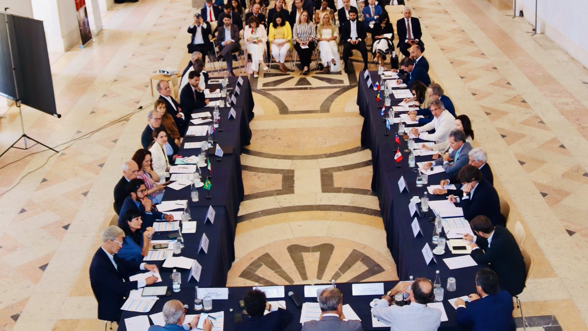 eulacfoundation's tweet photo. ¿Cómo pueden las relaciones económicas iberoamericanas traducirse en más inversión, innovación y oportunidades para los territorios?

Desde la Fundación EU-LAC participamos en el XII Encuentro Empresarial Iberoamericano, organizado por @ipdal_oficial  en Alcobaça, un espacio de diálogo que reunió a embajadores/as, representantes institucionales, empresas, asociaciones empresariales, academia y personas expertas.

Nuestra participación permitió presentar el mandato de la Fundación EU-LAC y compartir los principales hallazgos de un Documento de Discusión sobre Global Gateway y los acuerdos de asociación que publicaremos próximamente, con recomendaciones para fortalecer la cooperación económica entre la UE, América Latina y el Caribe.

Formamos parte de la mesa “Más allá del Comercio: Maximizar el Impacto Económico del Acuerdo entre la Unión Europea y Mercosur en los Territorios”, centrada en cómo el Acuerdo UE–Mercosur puede generar oportunidades concretas para territorios, empresas y corredores de inversión.

#EULAC
