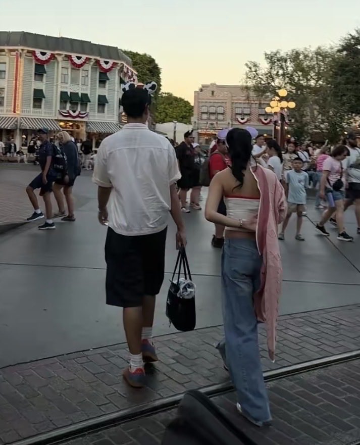 sophializabth's tweet photo. esses dois devem conhecer a disney como a palma da mão deles de tanto que vão pra lá 😭 meus fofinhos https://t.co/0jsHD8PabF