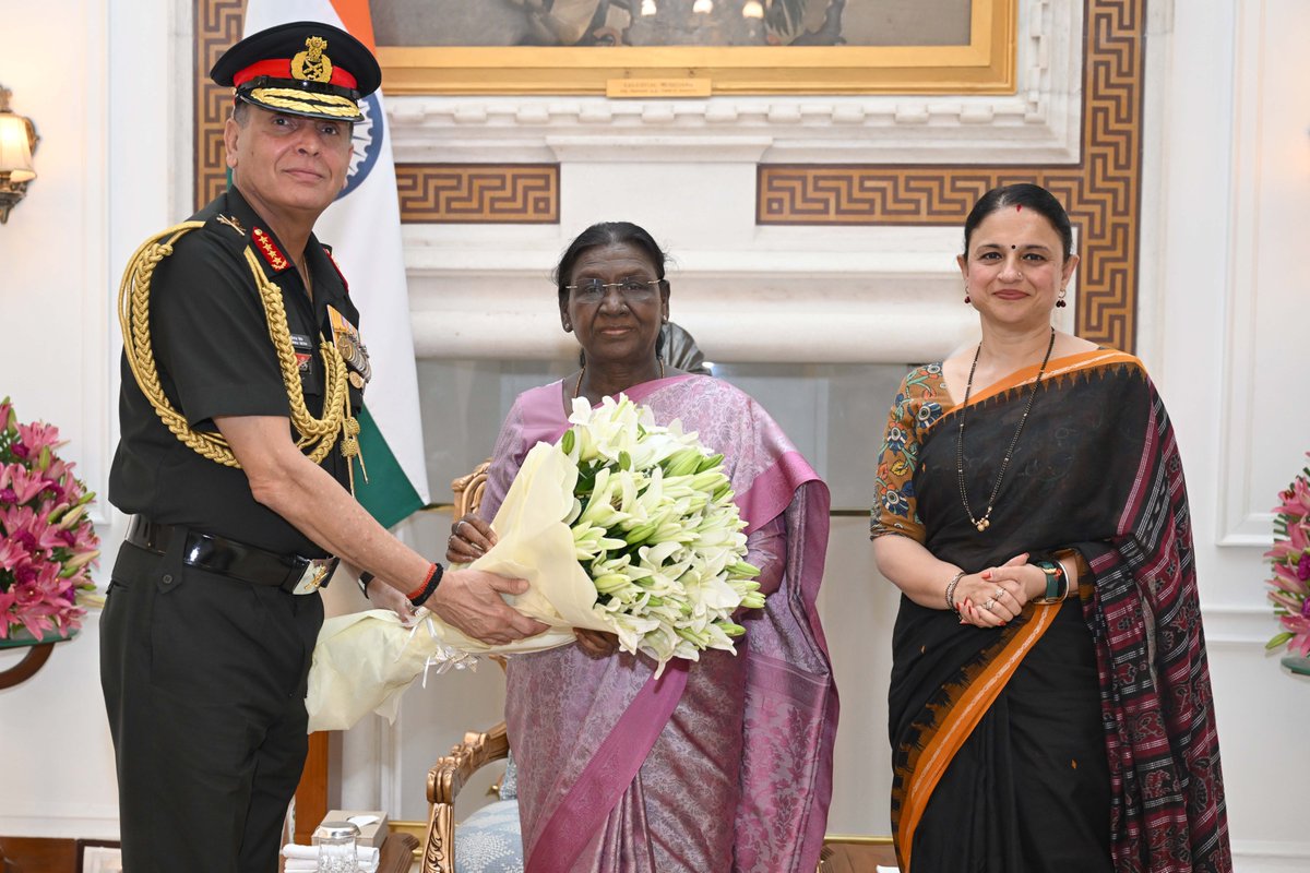 sansad_tv's tweet photo. Chief of the Army Staff General Dhiraj Seth along with spouse  Komal Seth called on President Droupadi Murmu at Rashtrapati Bhavan.

@rashtrapatibhvn @adgpi @DefenceMinIndia https://t.co/U39UTZWHhF