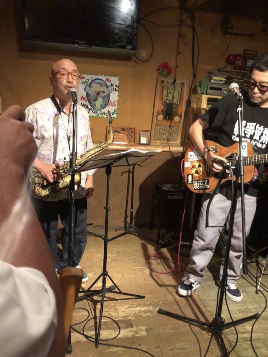 gtymk's tweet photo. 7/5 三浦雅也with梅津和時@ moonstomp。三浦さんの歌を聴くと、労働者としていいように使われ疲弊して世界を見る余裕もなくしがちなへこたれた自分をはっきり自覚して、そうだよ私もまた何くそって立ち上がるんだ！負けんぞ！って小さく拳を握れる。梅津さんとのコラボはかっこよくて鳥肌でした。 https://t.co/Qx4qTS1TsN