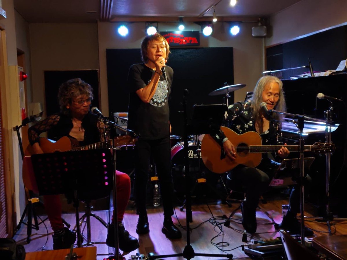 nokemonoACE's tweet photo. 昨日はマッキーこと、川上真樹さんとの初コラボライブ🎵
　素晴らしいパフォーマンスでアンコールセッションはなんと3曲（即興ブルースは別）
　お客様も地元よりも県外の方ばかり🤣
　　ご来場ありがとうございました♪ https://t.co/61jBP7Xnzn