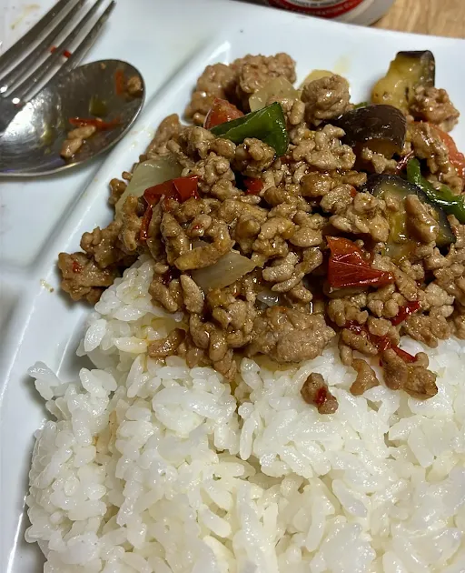 Futaba_Group's tweet photo. こんにちは！

私たちの手作り夜ご飯を紹介します😊
手作りナンとガパオライスです‼

ナンは頑張ってコネました。
ガパオライスはタイビールと美味しくいただきました。

皆さんの今日の夜ご飯はなんですかー？

#マンガ製版の二葉 #公式企業夏のフォロー祭り
#夜ご飯 #お家ごはん https://t.co/2ux3UqOG8p