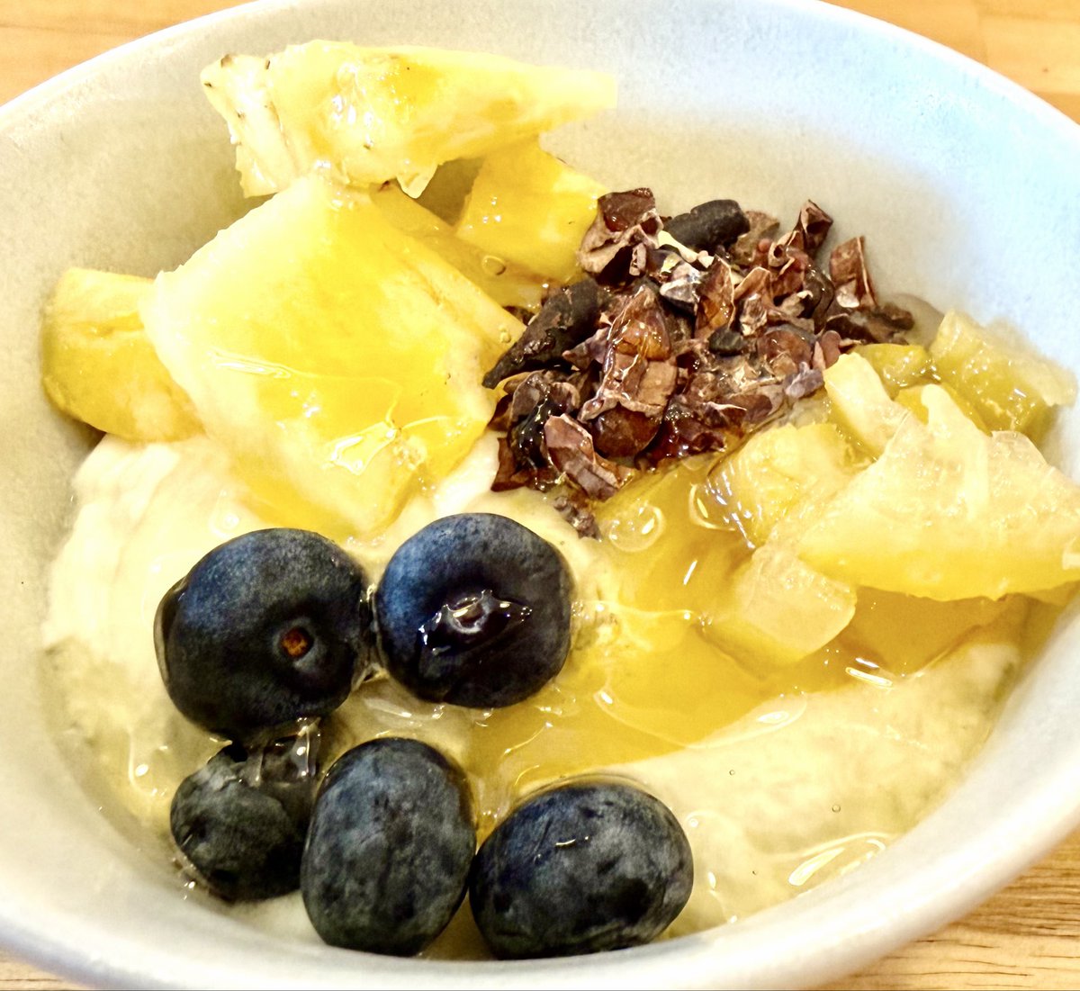 MCK1024's tweet photo. ご近所カフェに立ち寄ったら、「美味しいヨーグルト買ったから食べてってー！れとママさん😳

本当にふわふわで美味しいヨーグルトに、パイナップル、レモンピール、ブルーベリーにカカオニブとハチミツのトッピング。

普通のカフェメニューになりそうなものをサッとサービスしてい頂けて嬉ション😊 https://t.co/HSEu4ZwVNk
