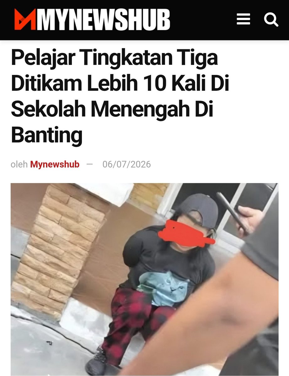 mynewshub's tweet photo. Pelajar Tingkatan Tiga Ditikam Lebih 10 Kali Di Sekolah Menengah Di Banting

Oleh Mynewshub 

BANTING – Seorang pelajar perempuan Tingkatan Tiga cedera selepas dipercayai ditikam lebih 10 kali oleh seorang lagi pelajar dalam satu kejadian di sebuah sekolah menengah di Bandar Banting, pagi tadi.

Dalam kejadian yang dipercayai berlaku antara pukul 9.30 hingga 10 pagi itu, mangsa berusia 15 tahun dilaporkan mengalami beberapa kesan tikaman pada bahagian belakang badan dan bahu sebelum dikejarkan ke hospital untuk mendapatkan rawatan.

Ketua Polis Daerah Kuala Langat, Superintendan Mohd Akmalrizal Radzi mengesahkan kejadian berkenaan dan memaklumkan seorang suspek berusia 15 tahun telah ditahan bagi membantu siasatan.

Beliau turut mengesahkan senjata dipercayai digunakan dalam kejadian itu berjaya dirampas, manakala keadaan mangsa dilaporkan stabil.

Menurut laporan, suspek yang dikatakan telah beberapa bulan tidak hadir ke sekolah kerana menjalani rawatan perubatan, memasuki kawasan sekolah melalui pintu utama dengan membawa sebilah pisau.

Selepas kejadian, seorang guru dilaporkan berjaya menenangkan suspek berhampiran surau sekolah sebelum pihak polis tiba dan menahannya.

Sementara itu, Ketua Polis Selangor,  mengesahkan tangkapan telah dibuat dan siasatan sedang dijalankan bagi mengenal pasti motif kejadian.

Insiden berkenaan turut tular di media sosial menerusi beberapa rakaman video yang memaparkan seorang remaja perempuan memegang pisau di dalam kawasan sekolah, manakala pelajar lain dilihat bertempiaran lari untuk menyelamatkan diri.

Dalam perkembangan sama, Jabatan Pendidikan Negeri Selangor memaklumkan pihaknya memberikan kerjasama penuh kepada polis dalam siasatan serta telah menggerakkan pasukan kaunselor bagi menyediakan sokongan psikososial kepada pelajar dan warga sekolah yang terkesan.

Setakat ini, polis masih menjalankan siasatan lanjut berhubung kejadian tersebut.-MYNEWSHUB