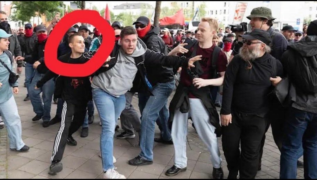 Sulaika1111's tweet photo. @welt Das ist der linksfaschistische Schläger, der den Journalisten von Apollo News bei der Hetzjagd durch Erfurt mit Schläge und Tritte den Kopf verletzt hat! Hoffentlich folgt darauf eine spürbare und gerechte Strafe für diese Tat 🙌🏻 https://t.co/07izEfCBZe