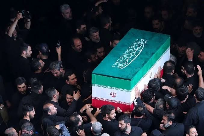 nr_afzali's tweet photo. به دنبال محمل سبک تر قدم زن
مبادا غباری به محمل نشیند 
#حی_علی_العزا https://t.co/c49h9omeOD