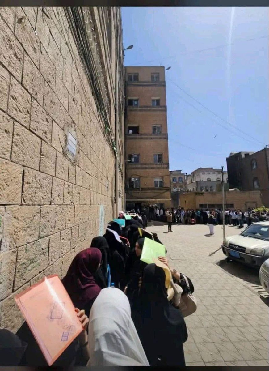haidari700's tweet photo. يشغلون الناس بالشعارات والأكاذيب وما استطاعوا ترتيب تسجيل.

أطباء في صنعاء أمام المجلس الطبي https://t.co/hgERez74U6