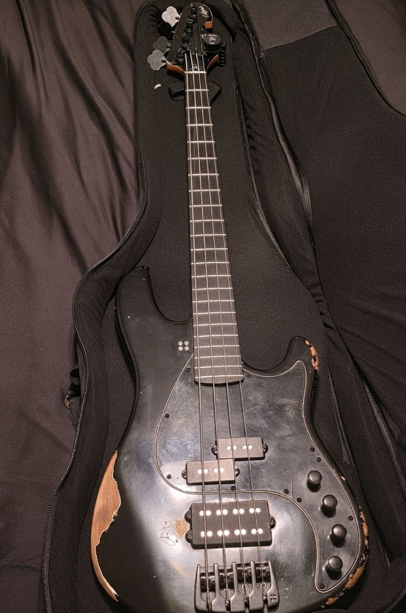 realElitist's tweet photo. Knapp einen Tag mit der Sandberg California VM-4 Oliver Riedel Signature Bass und ich bin schon begeistert! Höre und spüre den Rammstein-Bite deutlich. 🔥🎸
@SandbergGuitars
#Rammstein #OliverRiedel #SandbergBass #BassGuitar #NDH #NeueDeutscheHaerte https://t.co/eQUsk0E4Xg