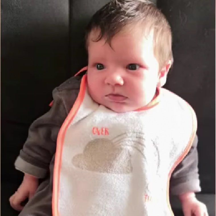 InstitutJustice's tweet photo. 5 juillet 2021. Agde. La famille Barboyon roule paisiblement vers ses premières vacances à 3. 

Après des années à désirer un enfant, la petite Talia est née il y a 17 jours. 

Mais soudain, Stéphanie, la maman, voit une voiture zigzaguer et rouler à toute allure dans son rétroviseur. 

En une fraction de secondes le véhicule percute la Dacia familiale. L'impact est terrible. 

Cédric, le papa, est prisonnier des tôles de la voiture, grièvement blessé. 

Stéphanie parvient à s'extraire et prend sa fille dans ses bras. Mais la petite Talia ne respire déjà plus.

Le chauffard qui les a percuté s'appelle Adil Bachir. Il roulait ce soir-là complètement ivre à 150 km/h. 

Habitué des conduites sous alcool, son permis avait été suspendu en 2019. 

Le procès a eu lieu 4 ans plus tard, en février 2025. Adil Bachir est arrivé libre et il est reparti tout aussi libre. 

Condamné à seulement 2 ans de prison ferme, il avait déjà passé 8 mois en détention provisoire. La peine restante est donc aménagée. 

N'oublions jamais Talia Barboyon.