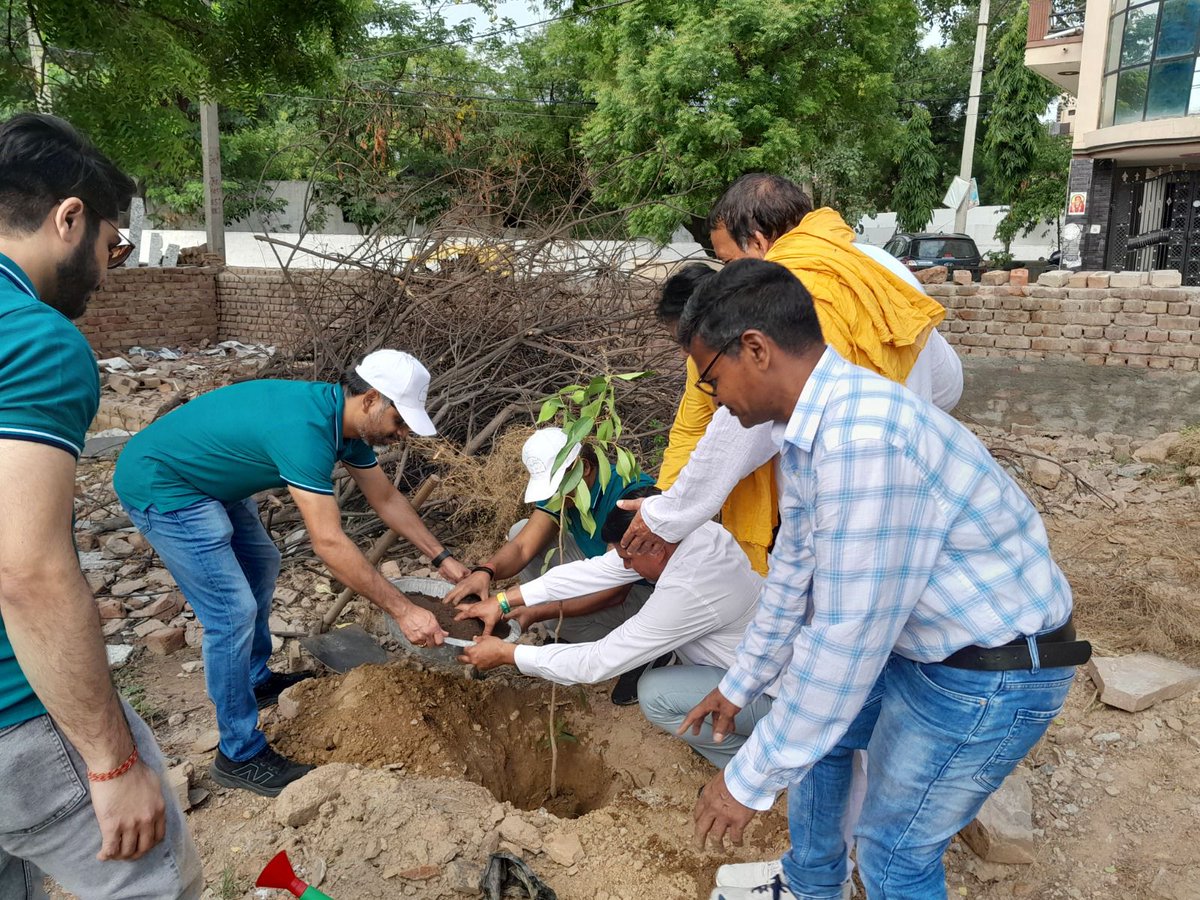 igsindia1987's tweet photo. Indian Grameen Services (IGS) was proud to host the #NatWestGroup Employee Volunteering Programme under the #SESL project in Gurugram. Together, 47 employees planted 160 native saplings and explored innovative water conservation initiatives, advancing a greener future. https://t.co/zE4h7q66T7