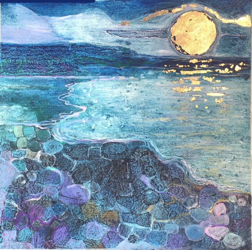 RuthMcDonald1's tweet photo. A mixed media piece - overworked screenprint with added watercolour, pastel and gold leaf - I love to portray the coastline of Cornwall in my work #Cornwall #Goldeaf #painting #pastel #watercolour #Monday #coastline #coastalart #artwork #artist #dreamy #seascape https://t.co/y1vQPvyk9r