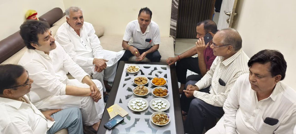 bishnoikuldeep's tweet photo. 1. आदमपुर में आज अपने परिवारजनों, शुभचिंतकों और साथियों के बीच पहुँचकर उनके सुख दुःख में शिरकत की।
अपनों के बीच बिताया हर पल आत्मीयता, अपनत्व और विश्वास से भर देता है। ईश्वर से सभी के सुख, समृद्धि और उत्तम स्वास्थ्य की कामना करता हूँ। https://t.co/Elpb7yKXDO