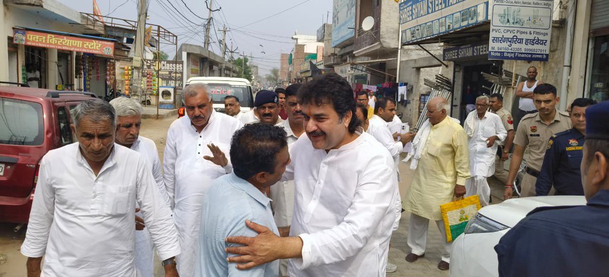 bishnoikuldeep's tweet photo. 1. आदमपुर में आज अपने परिवारजनों, शुभचिंतकों और साथियों के बीच पहुँचकर उनके सुख दुःख में शिरकत की।
अपनों के बीच बिताया हर पल आत्मीयता, अपनत्व और विश्वास से भर देता है। ईश्वर से सभी के सुख, समृद्धि और उत्तम स्वास्थ्य की कामना करता हूँ। https://t.co/Elpb7yKXDO