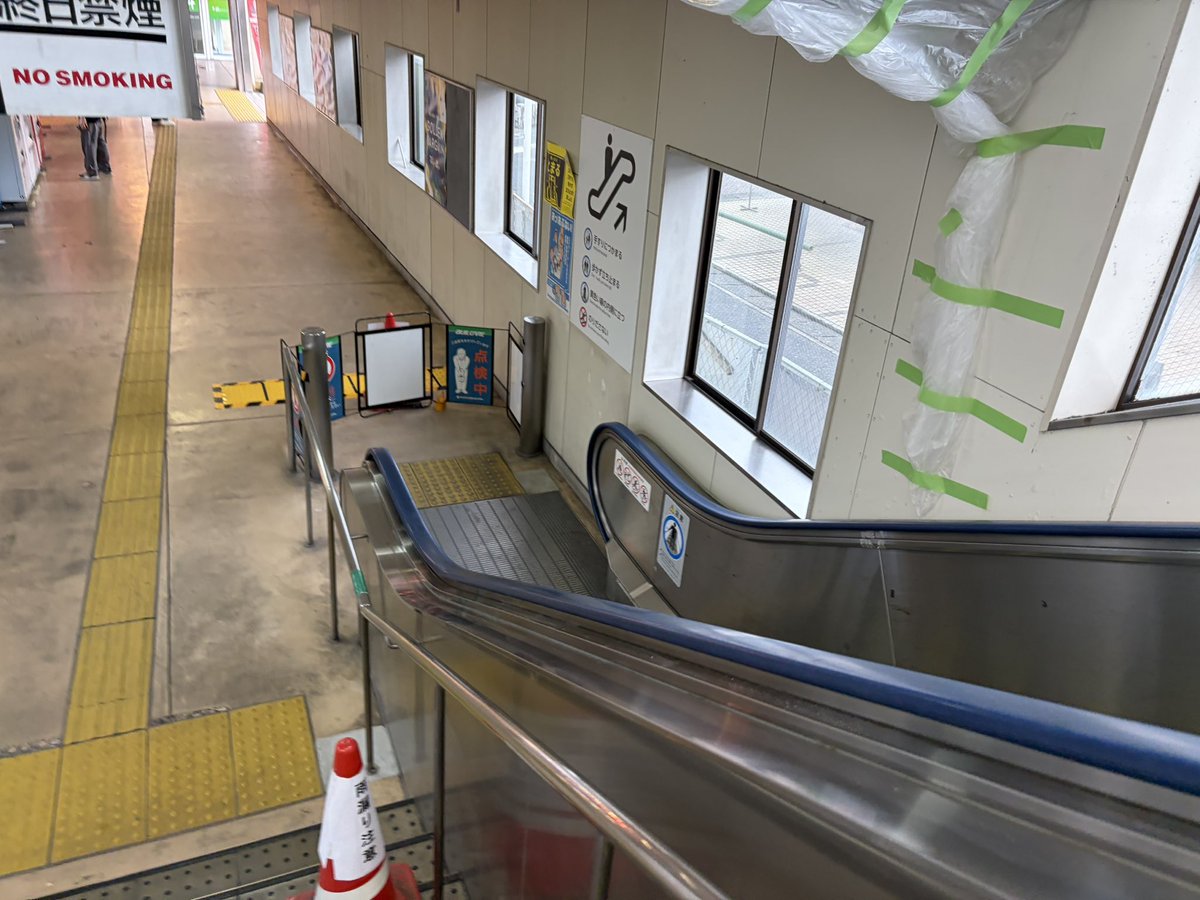 Xeon2668's tweet photo. 雨漏りと雨漏りとエスカレーターの故障が同時に発生している小郡駅
(雨漏りはたまに場所が変わる) https://t.co/jalPjMuoXV