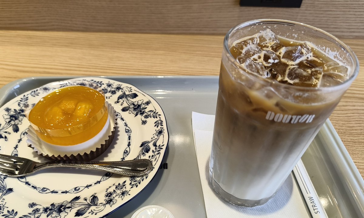 J__0415's tweet photo. 月曜日頑張って出勤したので帰りにドトールでコーヒーとケーキ🥤🧁 https://t.co/6STVBdlVxA