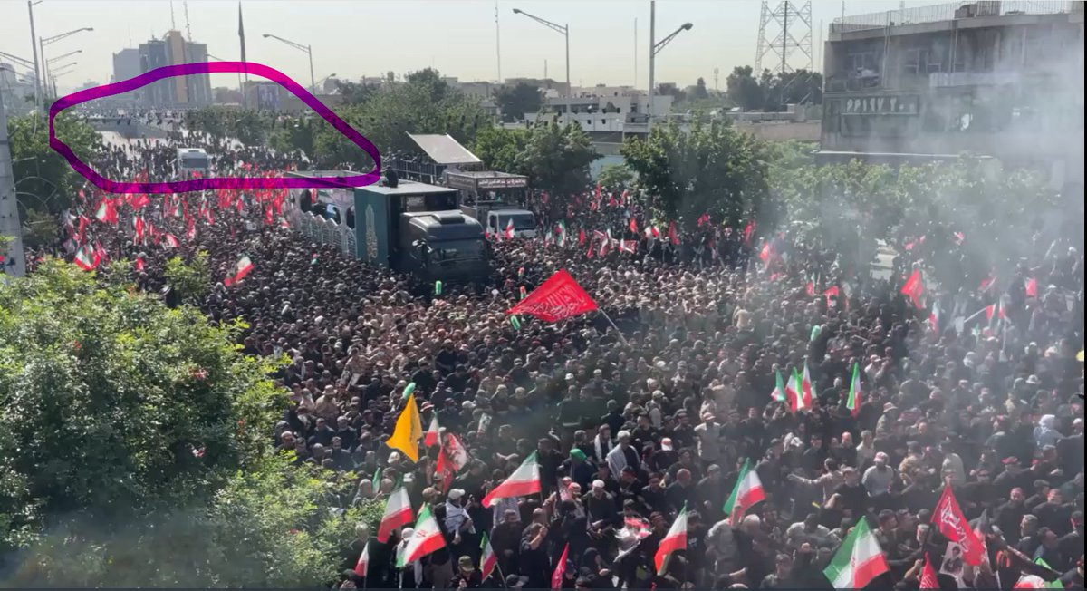 emad_shirani89's tweet photo. افتضاح تشییع جنازه رو ببینید! 

کچلی خیابان آیزنهاور (آزادی) و خروجی زیر گذر یادگار به سمت میدان شهیاد و همچنین میدان انقلاب رو ببینید! آن هم با کلی خارجی نه فقط از عراق و افغانستان و پاکستان بلکه با پرچم ترکیه در دستانشان!

کسانی که اون تظاهرات معروف جنبش سبز 88 رو بودن یا حتی 22 بهمن خود رژیم همون سال 88 رو دیدن می دونن چی می گم، این مسیر انقلاب تا آزادی کلاسیک ترین مسیر راهپیمایی رژیمه که یک زمانی تقریبا یک جورایی از اول تا اخر پرش می کرد. تصاویر امروز با این همه تبلیغات نشانه ریزش بسیار زیاد در بدنه رژیمه که باید به فال نیک گرفت!

تخمین زده می شود که حدود 100 هزار نفر در تشییع جنازه امروز شرکت داشتند که مجموعا همان افرادی هستند که در روز اول و دوم در مصلی حضور داشتند!