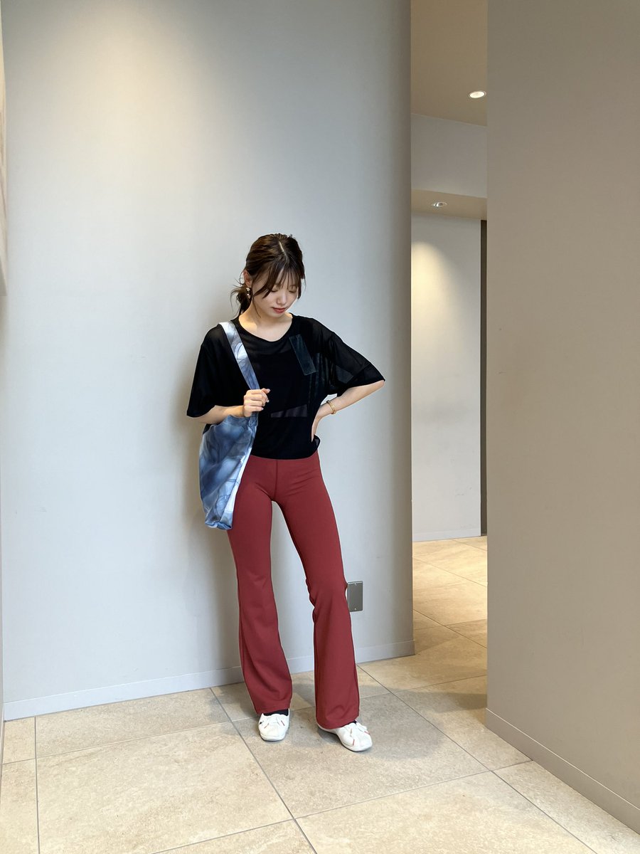 ChacottOsaka's tweet photo. バランスCore第二弾🙌🏻

着圧でキュッと引き締めてくれるBoostの、フレアパンツとブラトップにシアーリブTシャツを合わせたコーデ！

引き締め効果抜群のBoostシリーズですが、開脚もできるくらいストレッチ性もバッチリです🙆🏻‍♀️

#chacottbalance #チャコットバランス #チャコット大丸心斎橋店コーデ https://t.co/5TAE6YbLUX