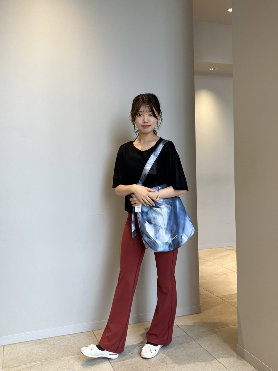 ChacottOsaka's tweet photo. バランスCore第二弾🙌🏻

着圧でキュッと引き締めてくれるBoostの、フレアパンツとブラトップにシアーリブTシャツを合わせたコーデ！

引き締め効果抜群のBoostシリーズですが、開脚もできるくらいストレッチ性もバッチリです🙆🏻‍♀️

#chacottbalance #チャコットバランス #チャコット大丸心斎橋店コーデ https://t.co/5TAE6YbLUX