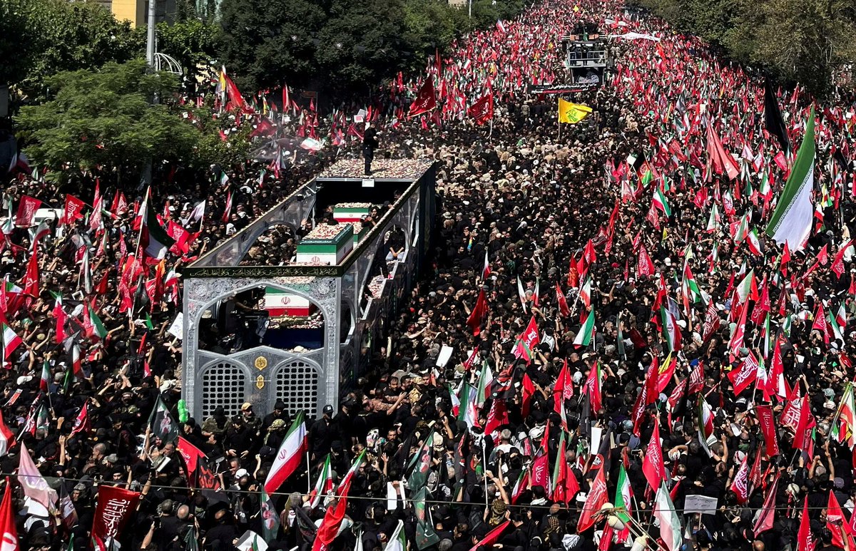 AJEnglish's tweet photo. Convoy carrying Iran’s late Supreme Leader Ali Khamenei’s coffin makes its way across Tehran.

🔴LIVE updates: https://t.co/f9nXUcc72A https://t.co/Ol2HMhyNiI