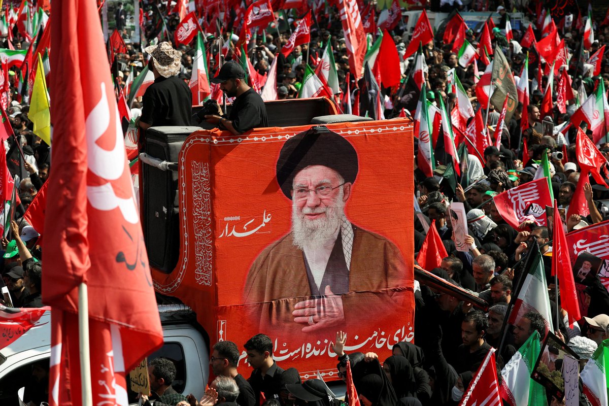 AJEnglish's tweet photo. Convoy carrying Iran’s late Supreme Leader Ali Khamenei’s coffin makes its way across Tehran.

🔴LIVE updates: https://t.co/f9nXUcc72A https://t.co/Ol2HMhyNiI