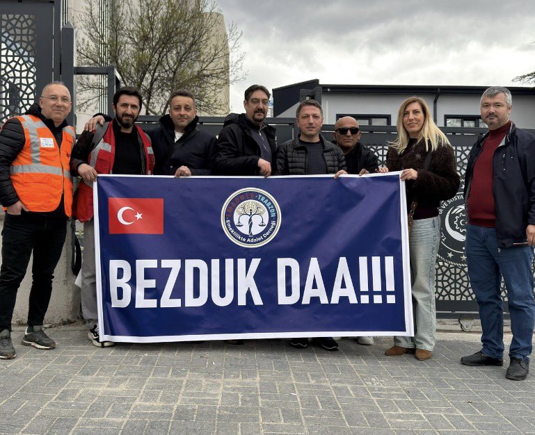 aykutugurlu's tweet photo. “Bezdük daaa…” 
Bu cümle artık milyonların ortak sesi oldu.Yıllardır aynı mağduriyeti anlatıyor, aynı adaletsizliği yaşıyoruz.

Bir kaç gün farkla işe giren insanların hayatı 17-20 yıl değişmemeli.

Ayrıcalık istemiyoruz..

Sadece adil, makul ve vicdanlı bir düzenleme bekliyoruz.

@EmadDernegi 
#KademeÇıksınArtık