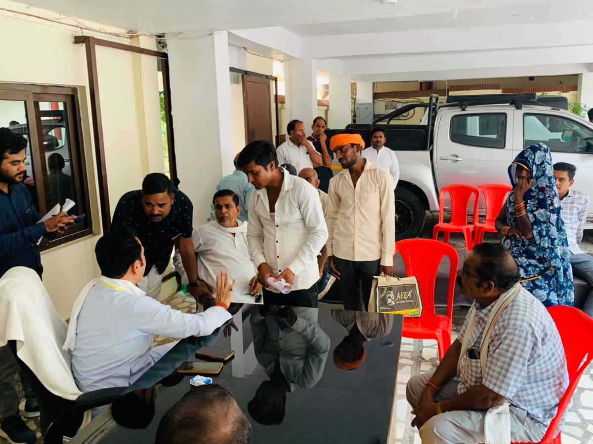 NeetuBhaiyaINC's tweet photo. आज पृथ्वीपुर स्थित निवास पर विधानसभा क्षेत्र से पधारे अपने परिवारजनों एवं क्षेत्रवासियों से आत्मीय भेंट कर उनकी समस्याओं एवं जनहित से जुड़े विभिन्न विषयों को गंभीरता से सुना।

प्राप्त प्रत्येक समस्या पर त्वरित संज्ञान लेते हुए संबंधित अधिकारियों को प्रभावी, समयबद्ध एवं गुणवत्तापूर्ण निराकरण सुनिश्चित करने के निर्देश दिए, ताकि आमजन को शीघ्र राहत मिल सके।

जनसेवा हमारे लिए केवल एक दायित्व नहीं, बल्कि जनता के प्रति हमारी संवेदनशीलता, जवाबदेही और सुशासन के प्रति अटूट प्रतिबद्धता का प्रतीक है। क्षेत्रवासियों का विश्वास, स्नेह एवं आशीर्वाद ही हमें निरंतर जनकल्याण के कार्यों में समर्पित भाव से आगे बढ़ने की प्रेरणा और ऊर्जा प्रदान करता है।