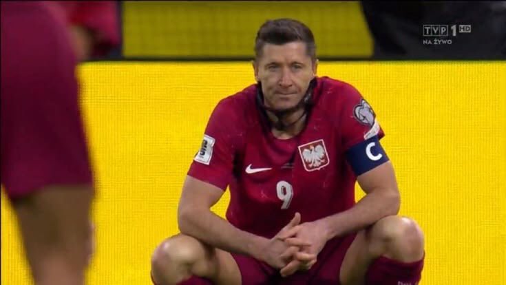 Bart_Wieczorek's tweet photo. Kiedy w 2001 🇵🇱Polska pozbawiła 🇳🇴Norwegię szans na mundial, czuliśmy, że otwiera się przed nami nowa szansa.

Graliśmy na czterech mundialach w XXI wieku – nie wykorzystaliśmy jej. Trzy razy nie wyszliśmy z grupy, raz wymęczyliśmy 1/8 finału. Zamiast być objawieniem, często byliśmy rozczarowaniem turnieju. Z naszym najlepszym pokoleniem od lat osiągnęliśmy tylko ćwierćfinał Euro. To niewiele, biorąc pod uwagę, że w 2018 i 2022 mieliśmy jednego z najlepszych napastników wszech czasów, Roberta Lewandowskiego. 

A Norwegia? Wróciła po 28 latach i od razu ma najlepszy swój wynik w dziejach. Ma wybitnego Haalanda, który zaraz skończy 26 lat i dopiero wchodzi w swój prime. A do tego paczkę ciekawych piłkarzy w ligach Top 5. Jesteśmy dziś na dwóch różnych biegunach.

Pod względem skali ludności mamy większy potencjał piłkarski od Norwegów, ale i swoje problemy, zwłaszcza w szkoleniu. Nie jesteśmy tak usportowionym narodem, jak Norwegia. 

Chciałbym, żeby kiedyś Polska sprawiła taką niespodziankę na MŚ, jak Norwegowie z Brazylią. Na razie musimy jeść łyżeczką, a nie chochlą, żeby nie czekać tak jak Norwegia 28 lat na mundial.
