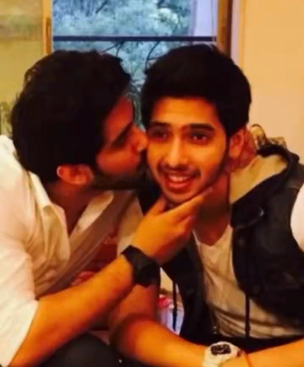 Dreammverse's tweet photo. Then vs Now 🥹🤏🏻

peck on the cheek never changes no matter how old they grow 🫶🏻

#ThenVsNowWithAmaal #AmaalMallik
@AmaalMallik @ArmaanMalik22 https://t.co/olTvOIh93j